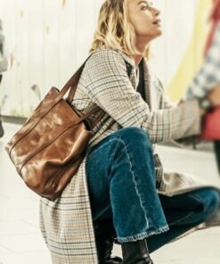 Exterritorial Sara Film Jeanne Goursaud Plaid Coat