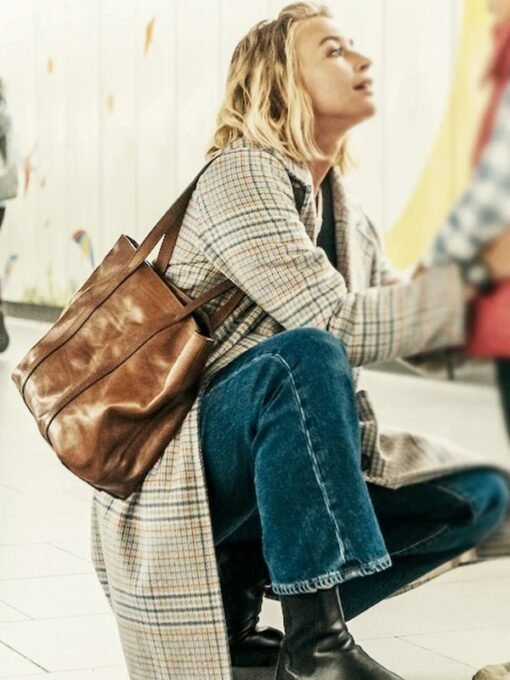 Exterritorial Sara Film Jeanne Goursaud Plaid Coat